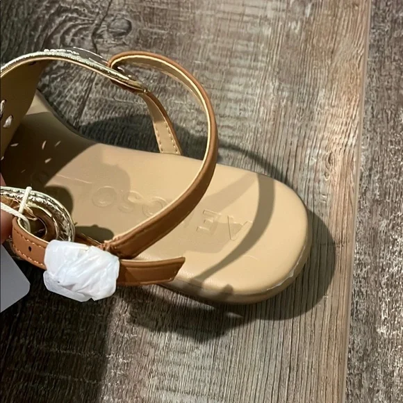 Aerosoles Gold Sandals SZ. 8.5 - Picture 5 of 6